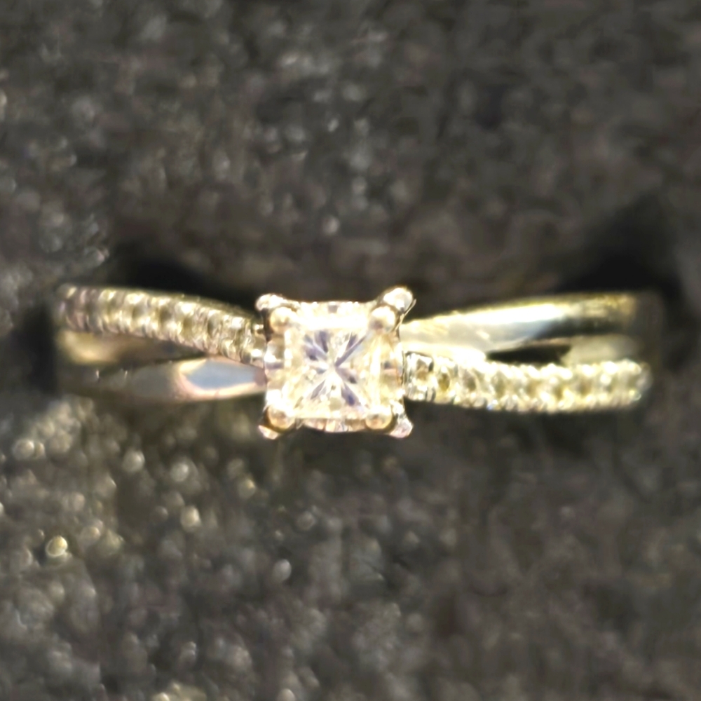 Diamond ring 10 kt white gold  1/4 carat